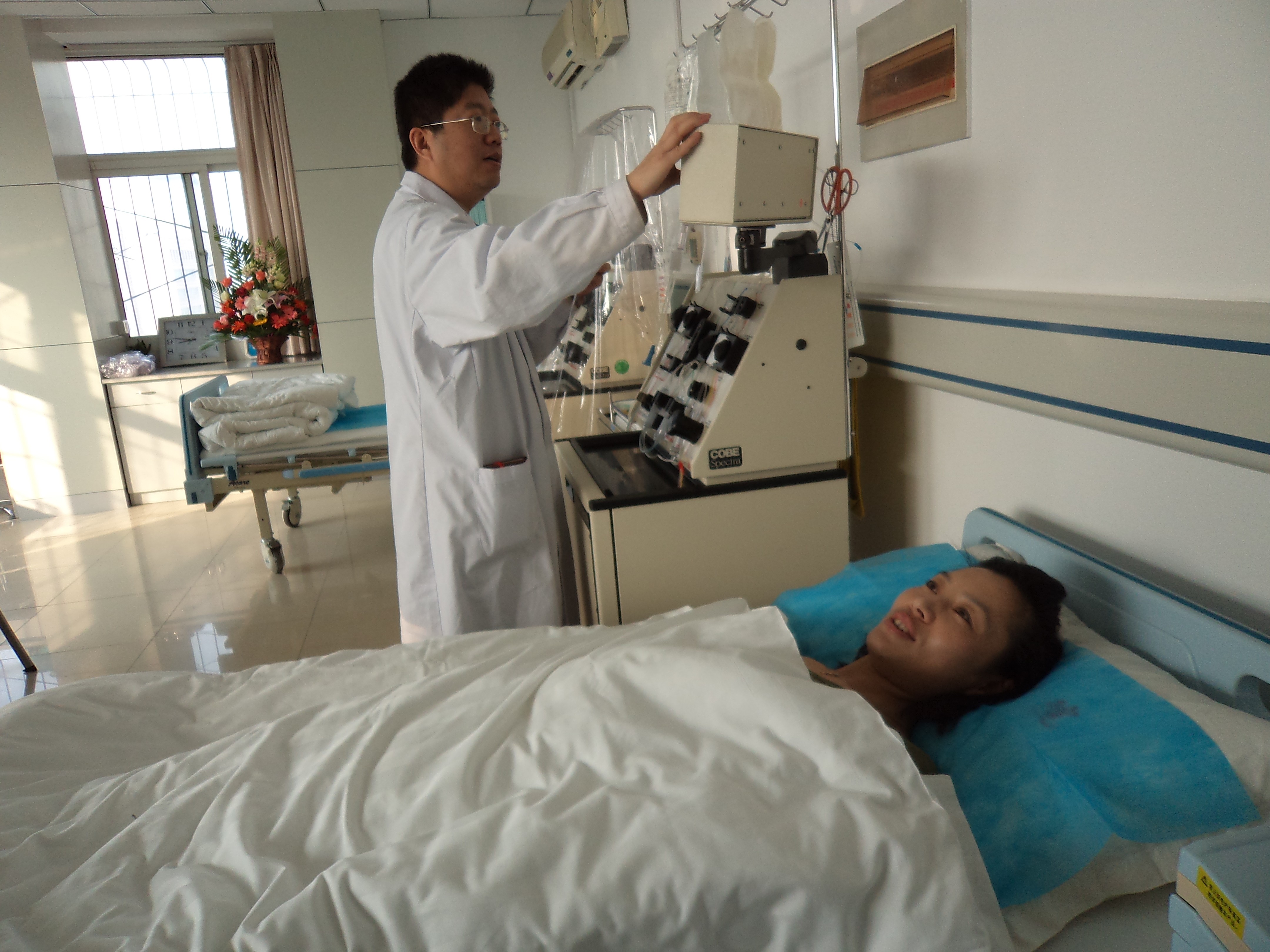 医生在为吕明玉做淋巴性干细胞悬液采集