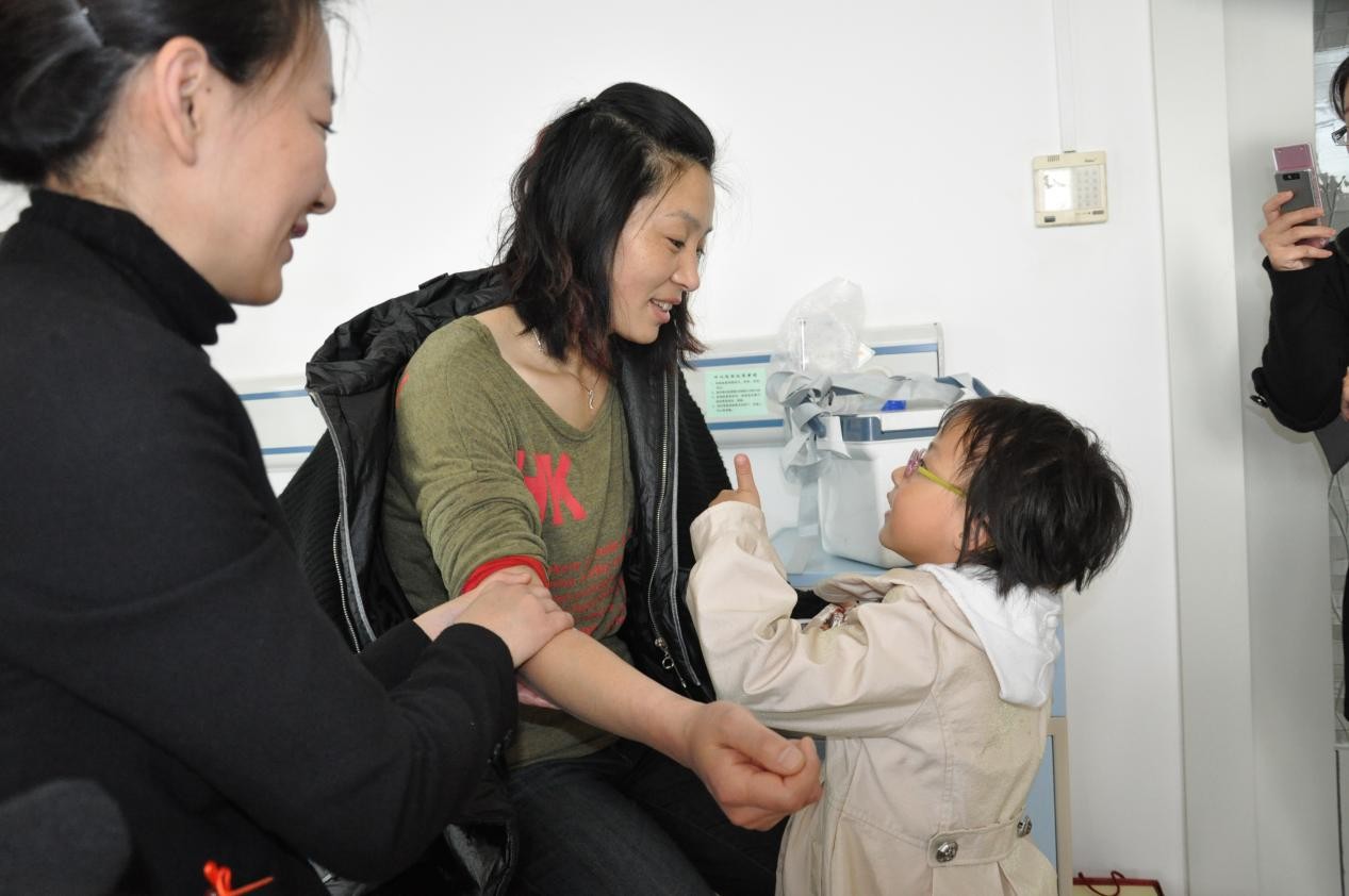 2011年，注射动员剂后，女儿茸茸吕明玉伸出大拇指