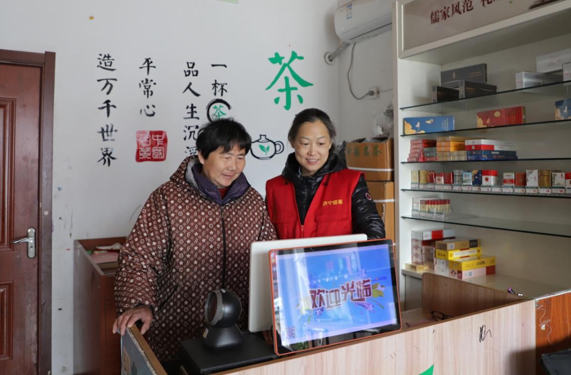 圖為志願者幫助零售客戶進行商品盤點
