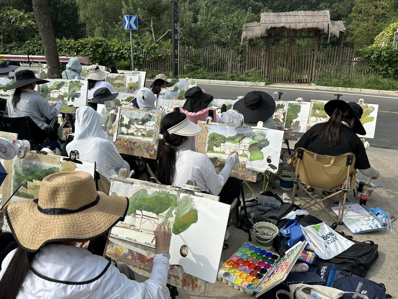 百花裕村村口正在寫生的學生。李卓睿攝