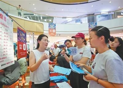 山东滕州重点用工企业暨高校毕业生专场招聘会上，企业代表（左一）向求职者介绍情况。李志军摄（影像中国）