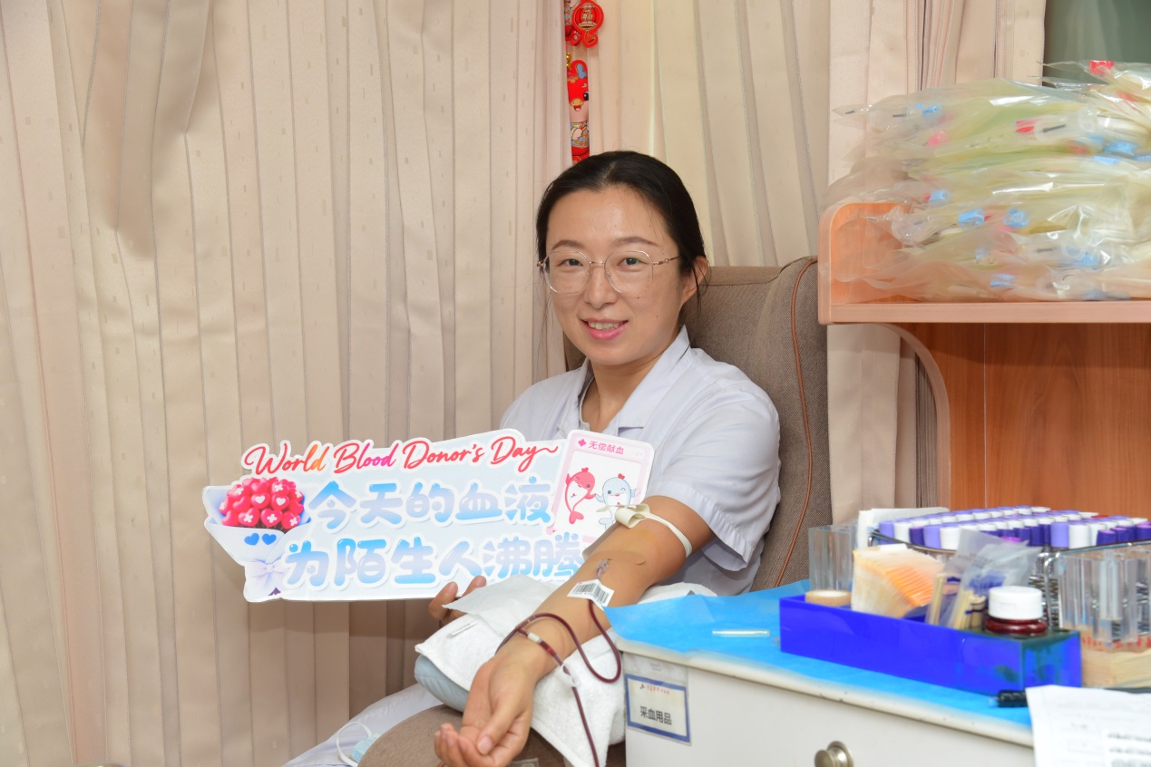 医保住院处工作人员邱吉凤和同事们一起前来无偿献血。