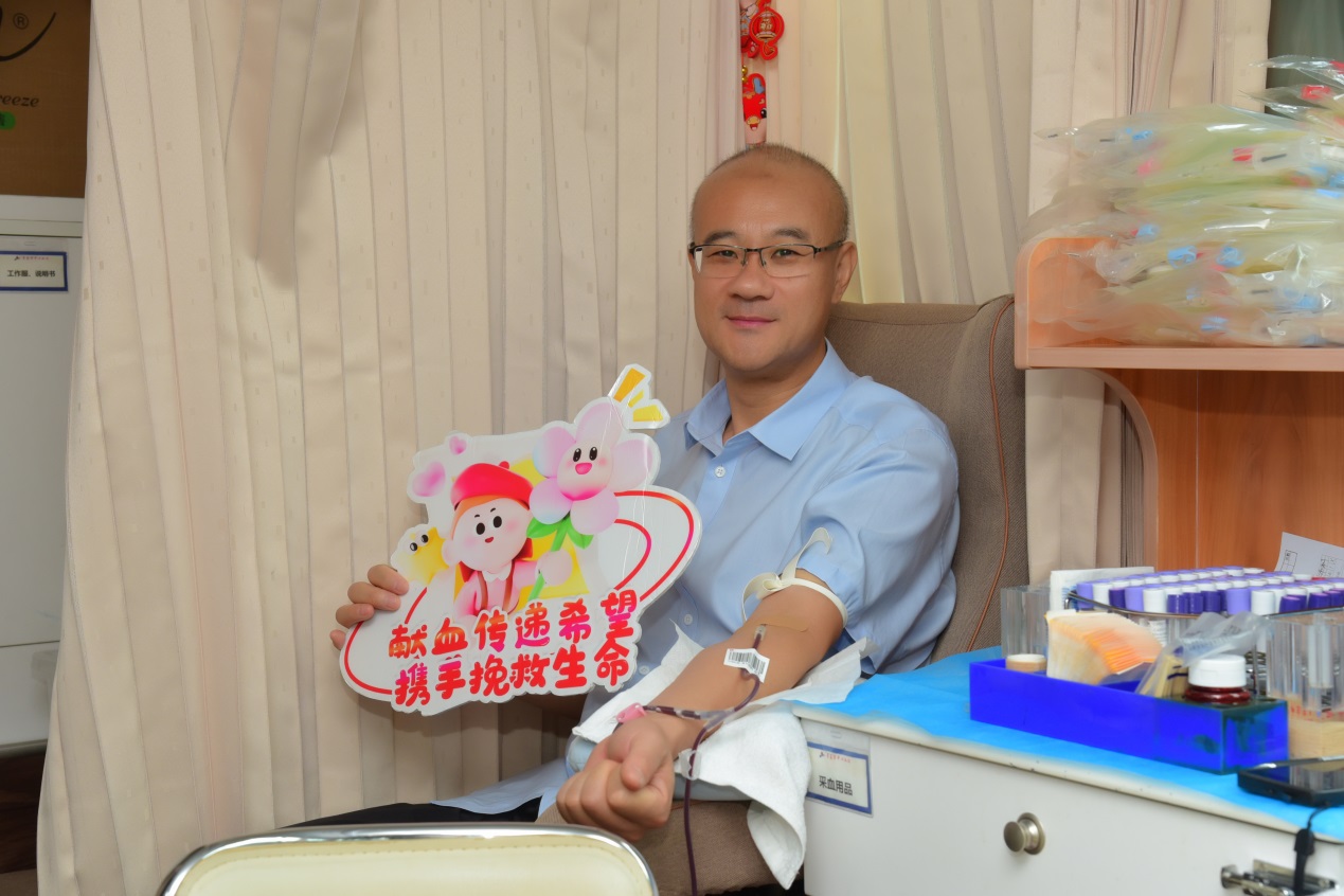 即墨区中医医院放射科主任房刚累计献血31次，献血总量达12200毫升。