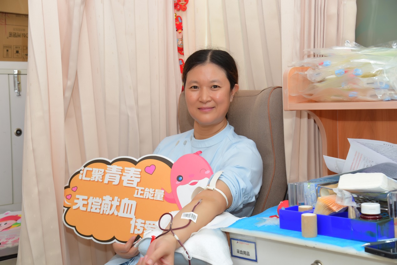 即墨区中医医院第八党支部书记、儿科护士长赵丽华挽起衣袖参与无偿献血活动。