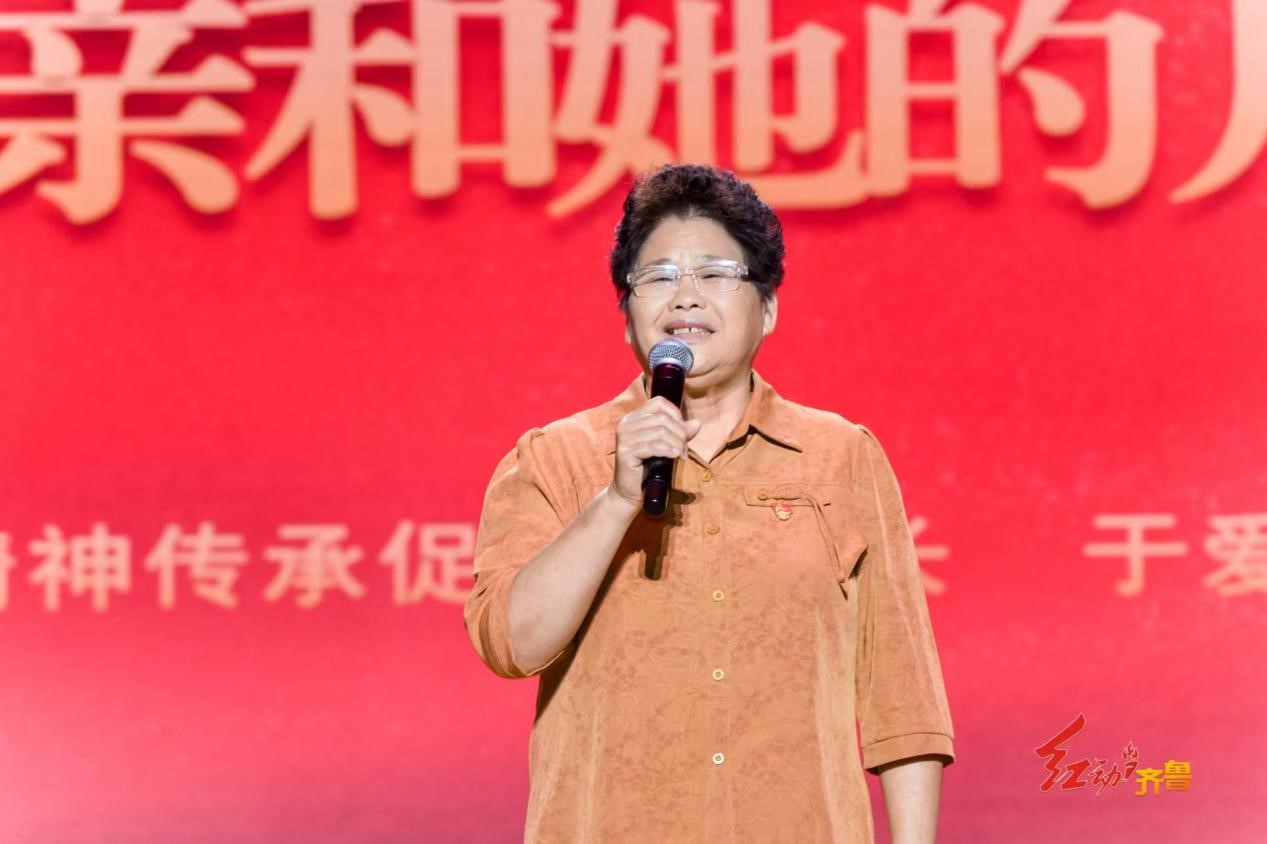 “沂蒙母親”王換於的孫女於愛梅現場講解《沂蒙母親和她的兒女們》。山東廣播電視台綜合廣播供圖