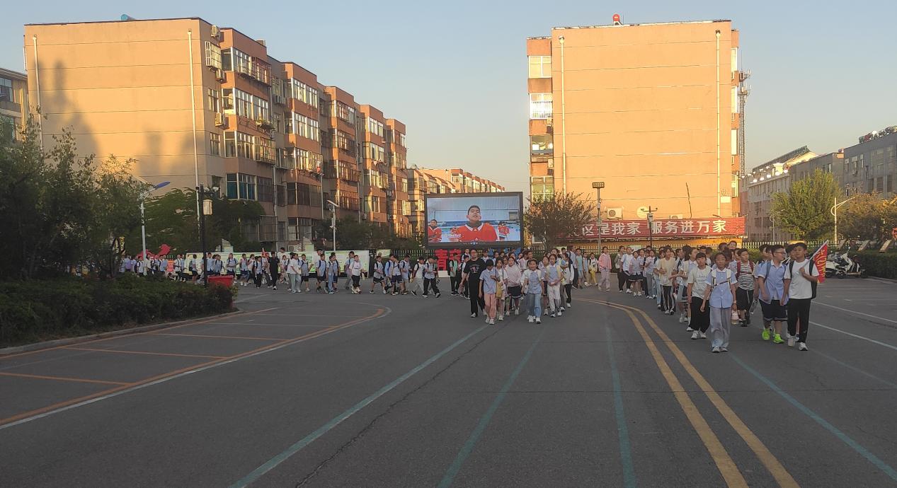 学校下午放学时间采纳网友建议,道路拥堵得到缓解。济南市信访局供图