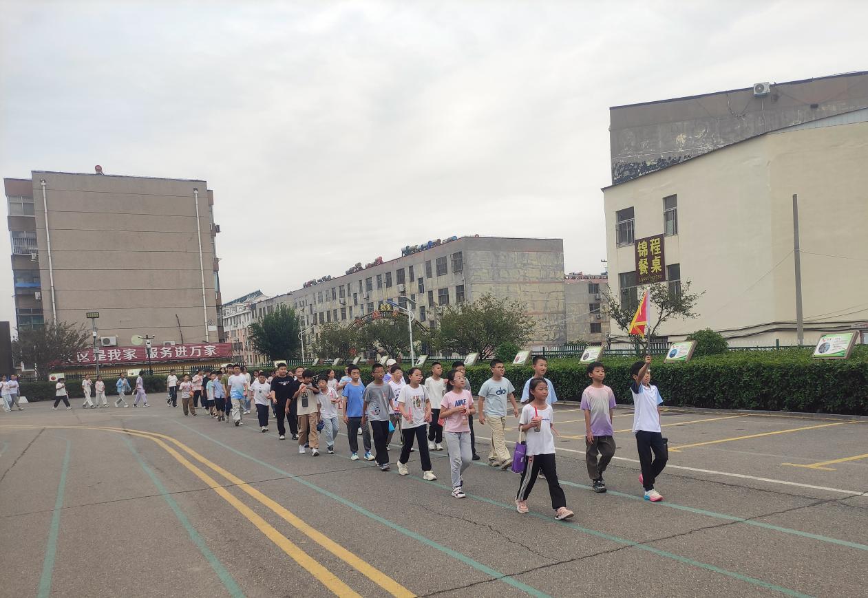 学校实行错峰放学后,中午放学,学生们有序离开学校。济南市信访局供图