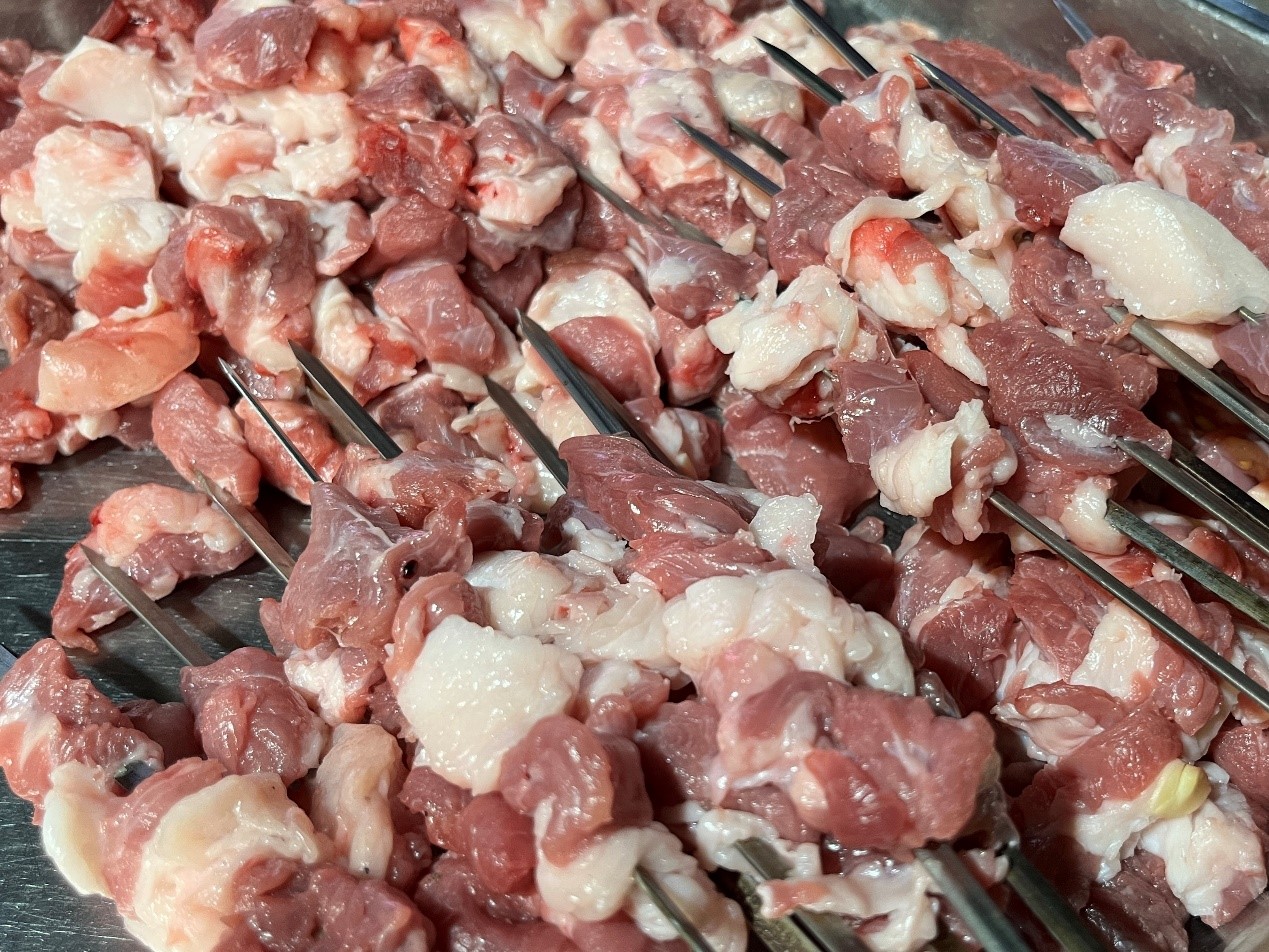 图为新鲜羊肉串。