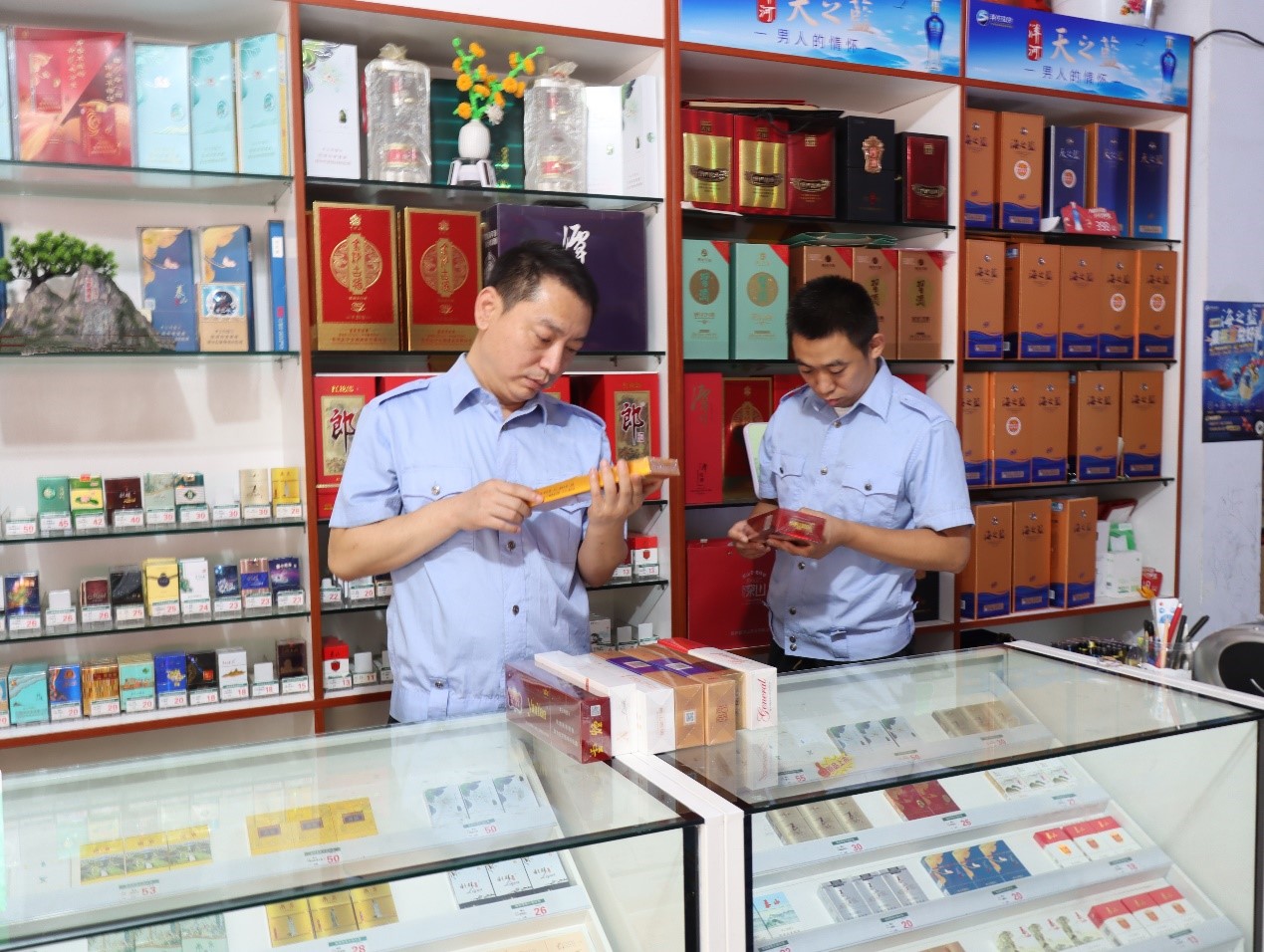 图为烟草专卖局工作人员开展检查。