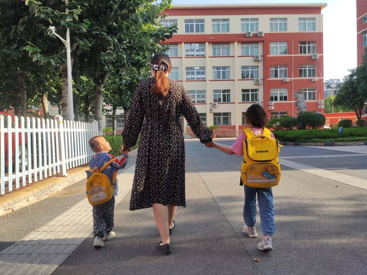 教师与低龄学生相处时,“手不离手”已成常态。济南特殊教育中心供图