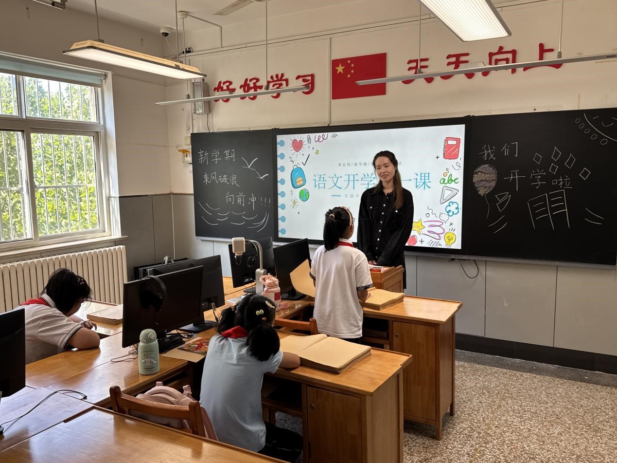 新学期开学第一课,学生分享童话故事。李昱娴摄