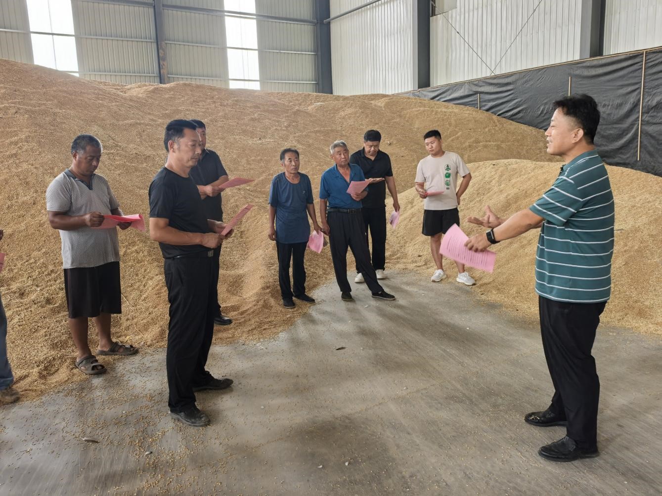 为农户讲解科学储粮技术。济阳区粮食和物资储备中心供图