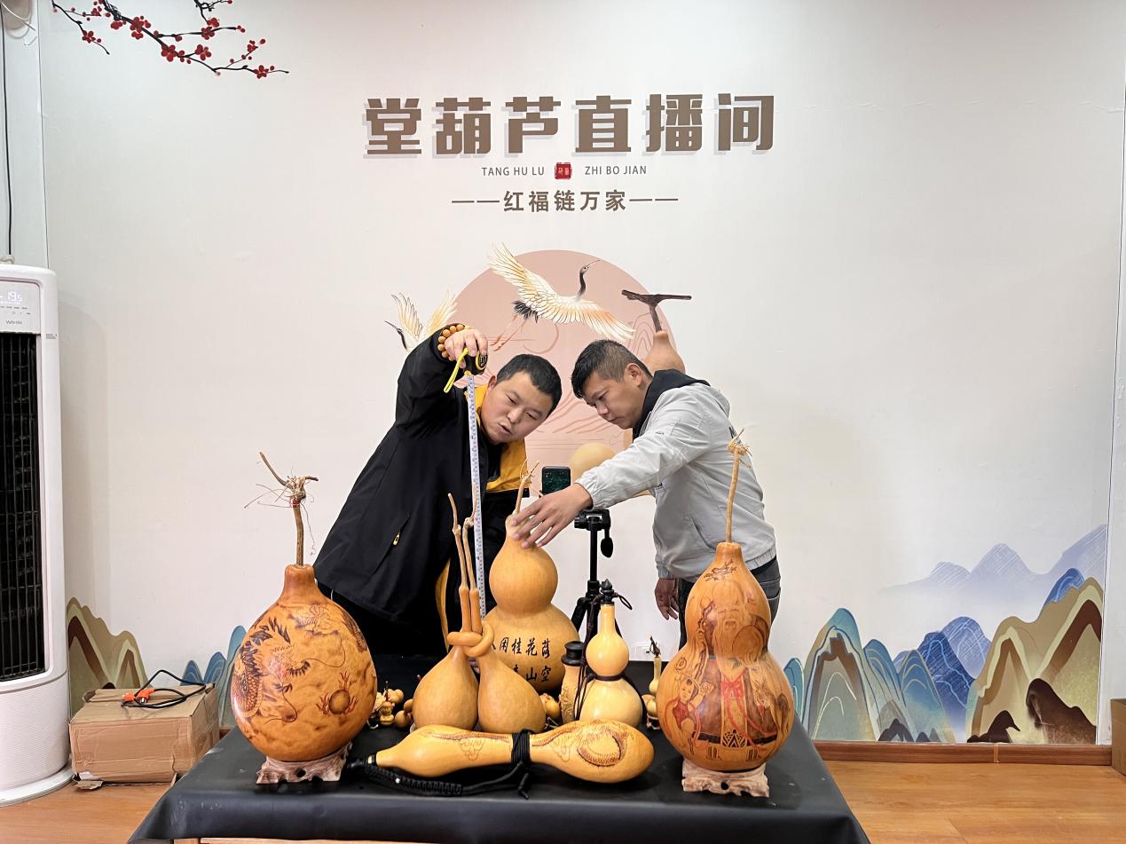 葫芦电商正在进行直播销售。堂邑镇党建工作办公室供图