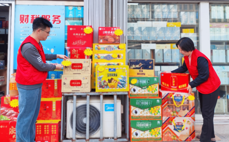 林烽（左）帮客户整理礼盒商品