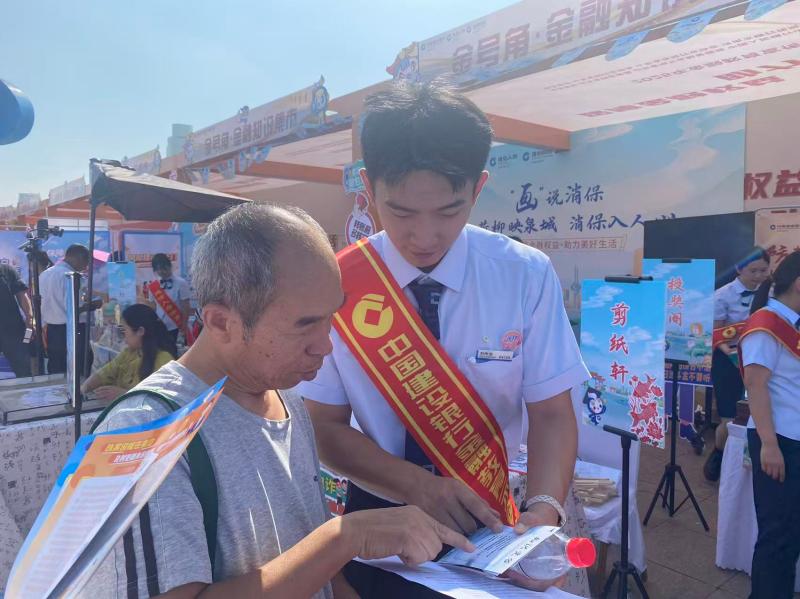 建行员工引导消费者参与有奖问答，一对一解答消费者疑问