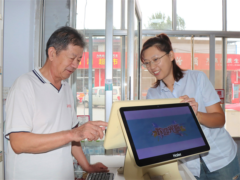 周贻强在学习使用智能收银机