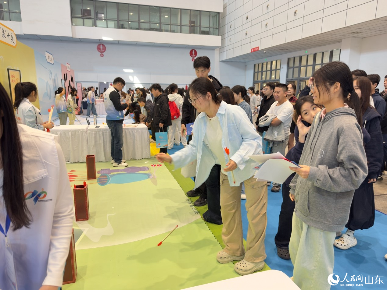 参会人才积极参与大会设置的游戏环节，现场气氛活跃。人民网 庄润泽摄