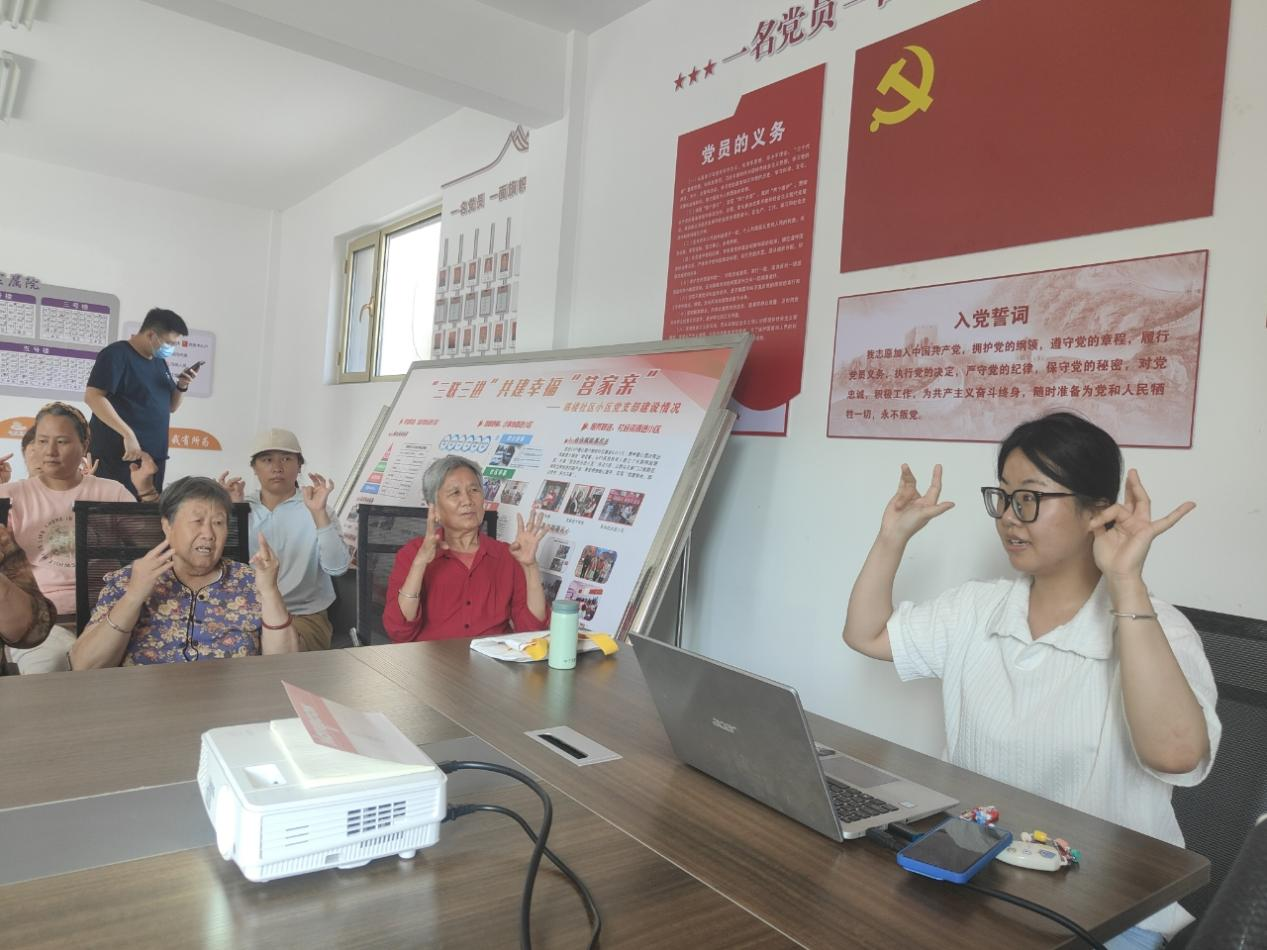 “医管家”指导社区老人做手指操。莒县融媒体中心供图