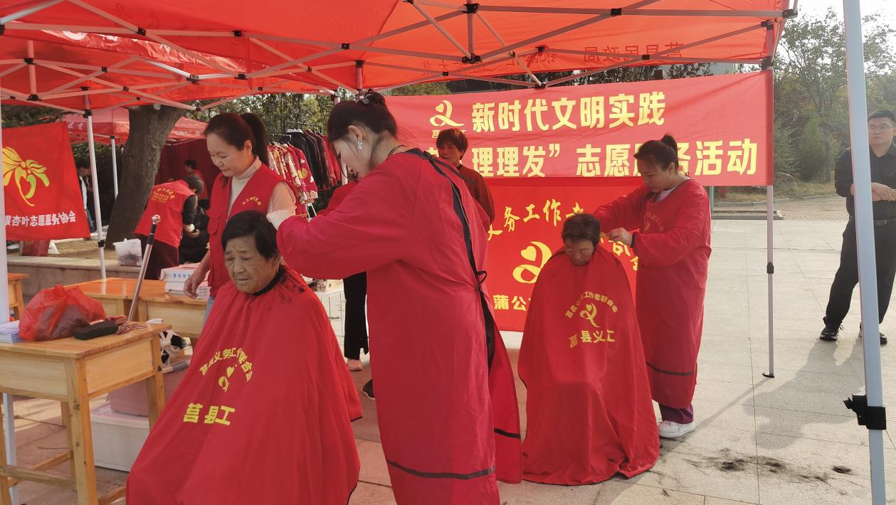 义工进社区为老人理发。莒县融媒体中心供图
