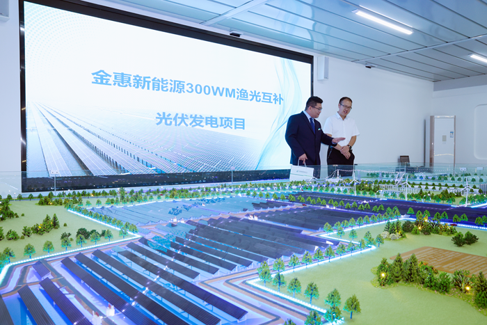 邮储银行滨州市沾化支行向企业了解项目情况。受访者供图