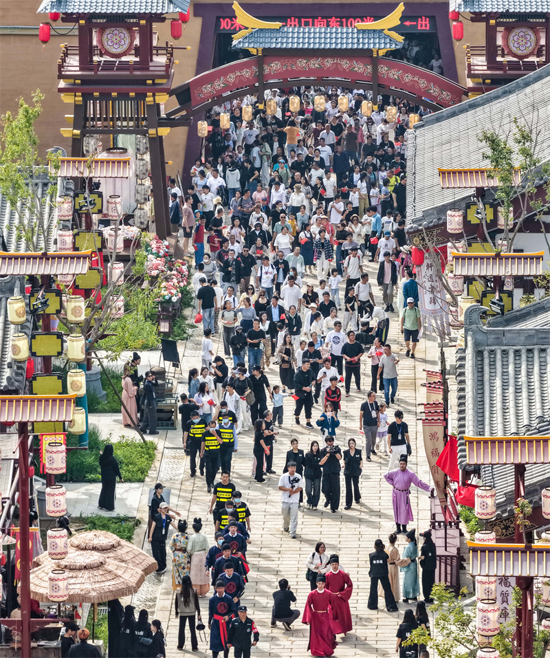 2025年10月1日，国庆假期首日，山东乐陵影视城景区迎来大批游客游览，人气火爆。