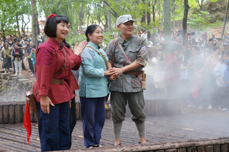 10月3日，在山东省临沂市沂南县常山庄村的山东红嫂家乡旅游区，游客在参与沉浸式互动演绎《重走支前路》。