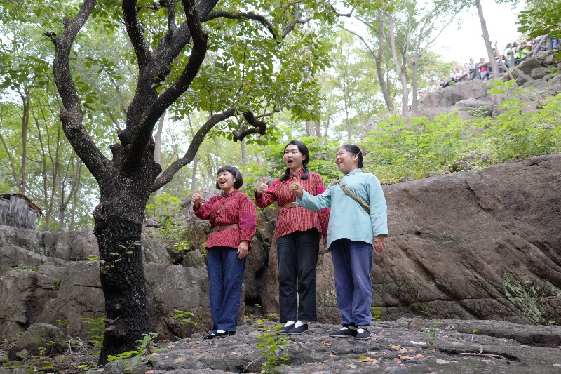 10月3日，在山东省临沂市沂南县常山庄村的山东红嫂家乡旅游区，游客在参与沉浸式互动演绎《重走支前路》。