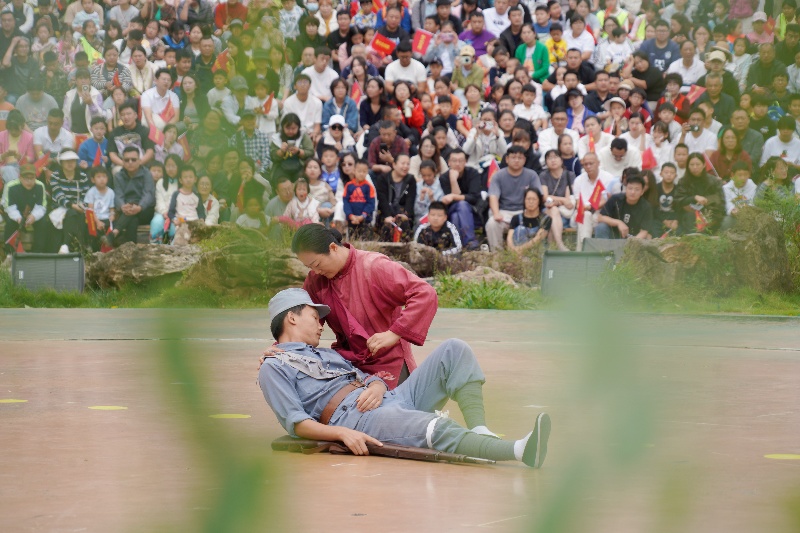 10月3日，在山东省临沂市沂南县常山庄村的山东红嫂家乡旅游区山村剧场，游客在观看舞台剧《火线桥》演出。