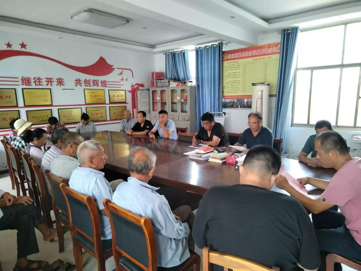 “玫瑰议事厅”内花农围坐。菏泽市定陶区委宣传部供图