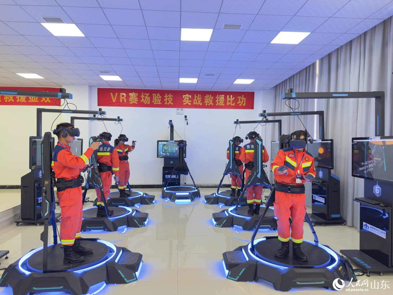 在VR赛场，参赛队员协同作业，演练灾害救援。人民网 庄润泽摄