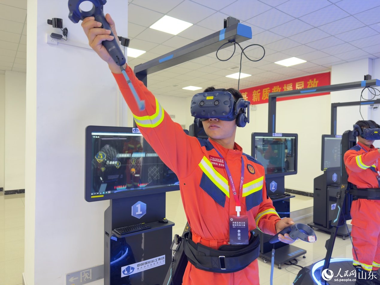 参赛队员在VR模拟场景中进行处置作业。人民网 庄润泽摄