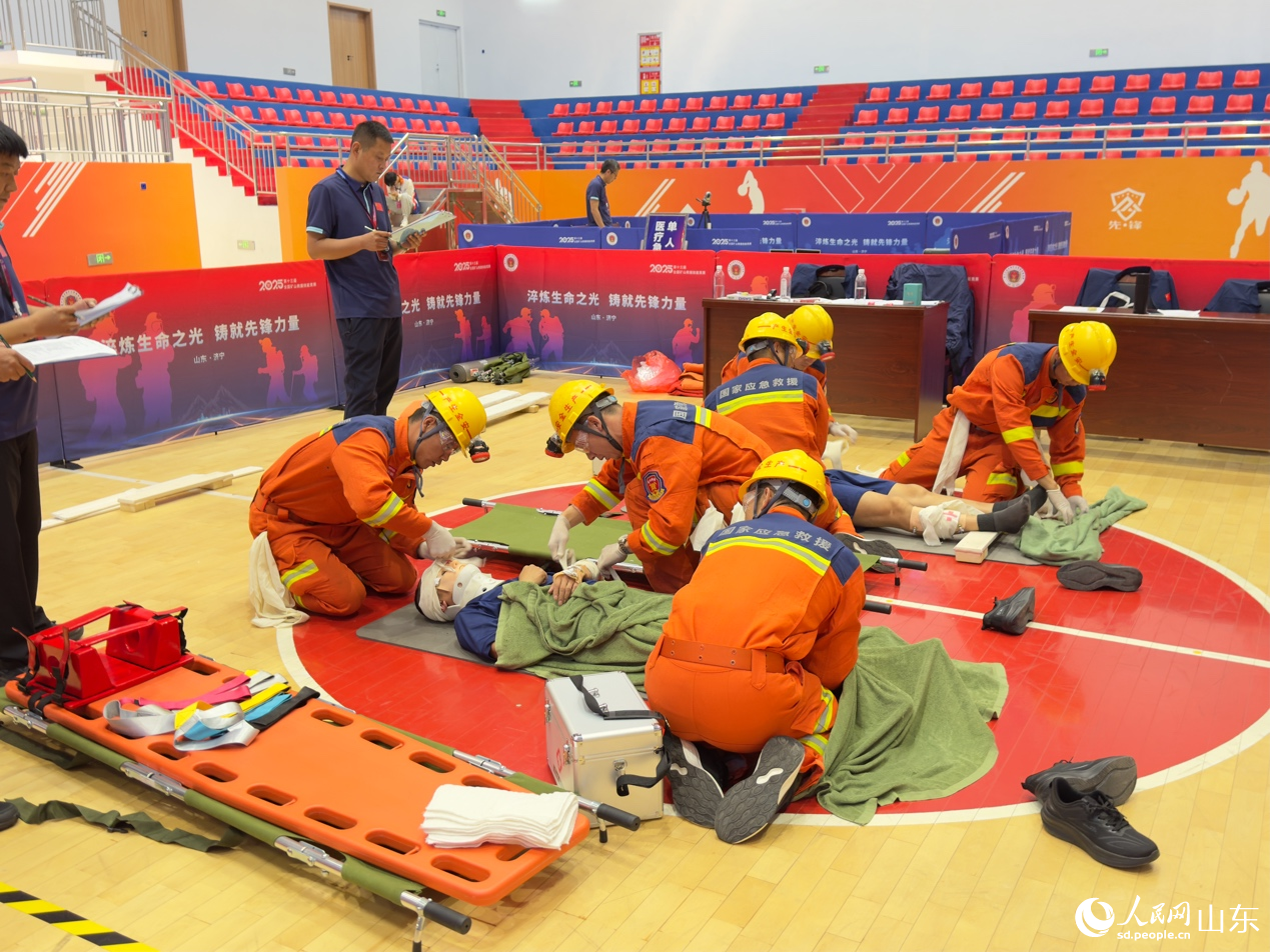 医疗救援团体赛，参赛队员默契协作实施包扎。人民网 庄润泽摄