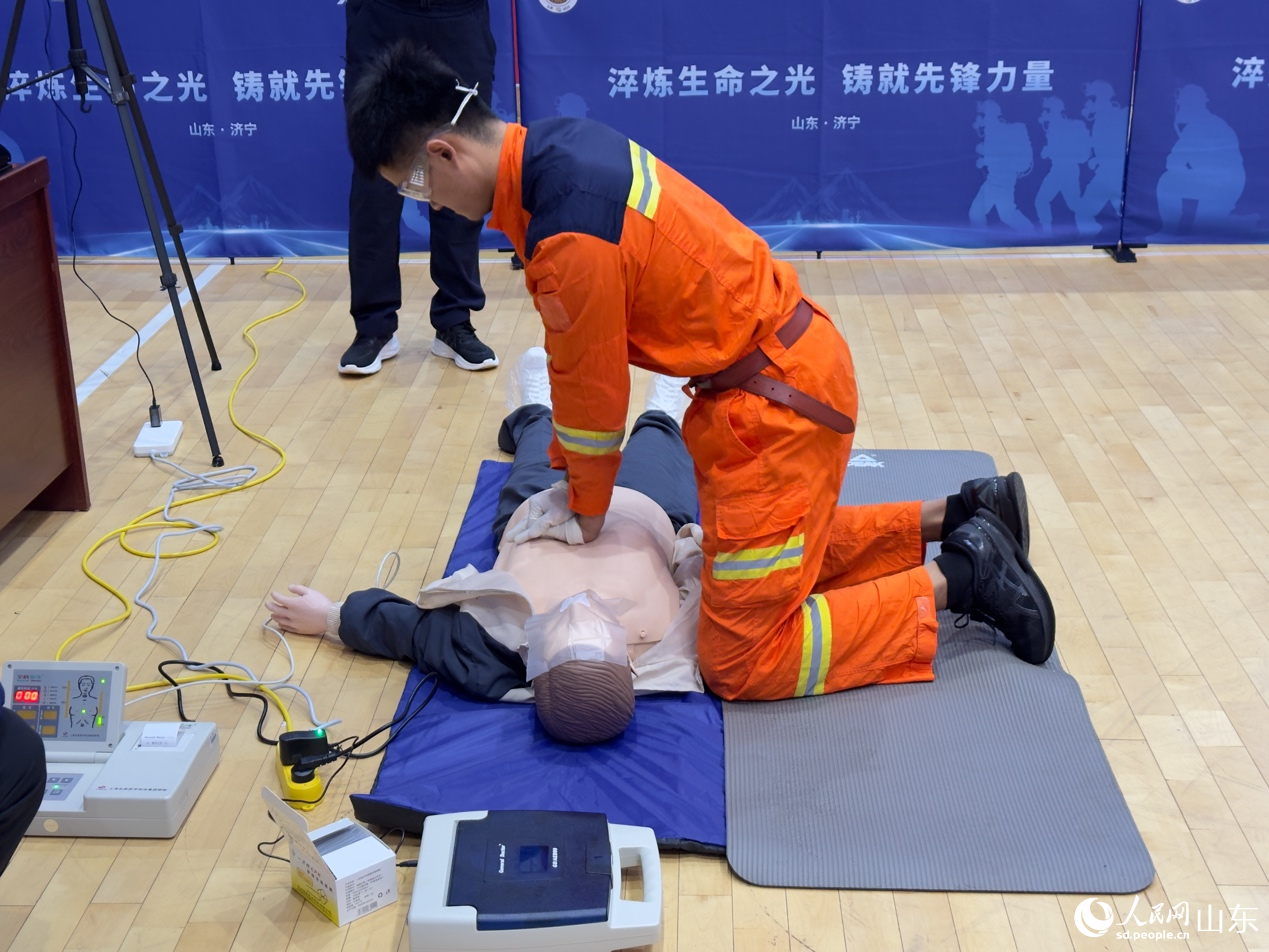 医疗救援单人赛中，参赛队员模拟实施心肺复苏。人民网 庄润泽摄