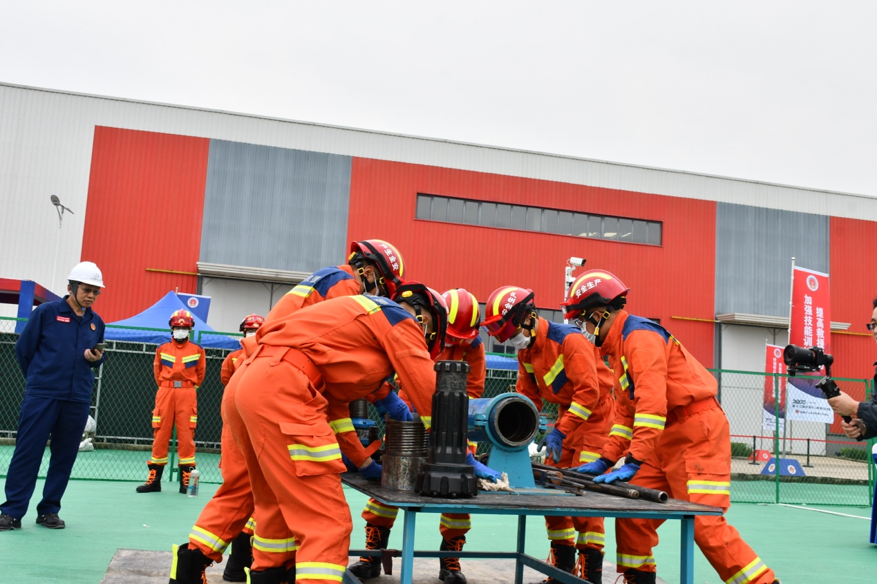 参赛队员分工明确、协作有序。李洋摄