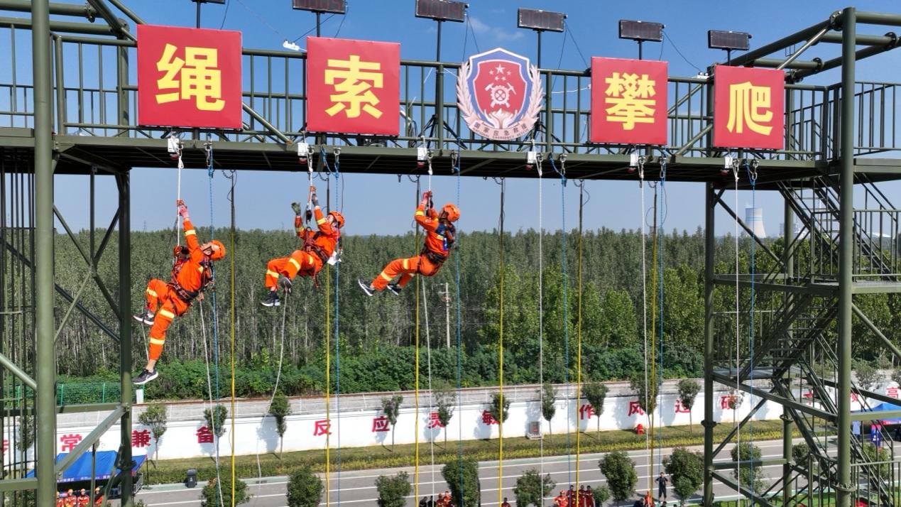 绳索攀爬项目现场。李洋摄