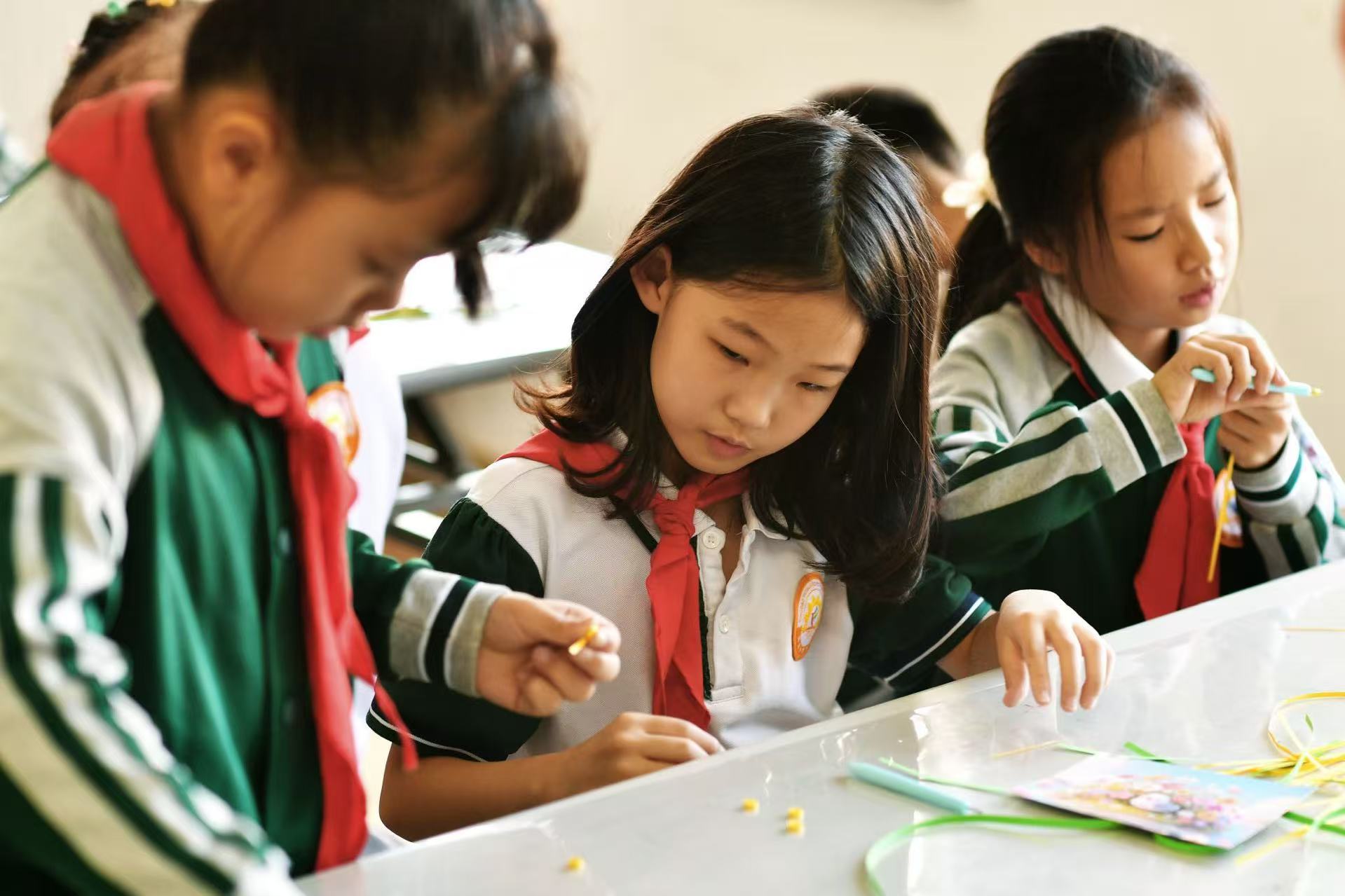 學生們在制作衍紙畫