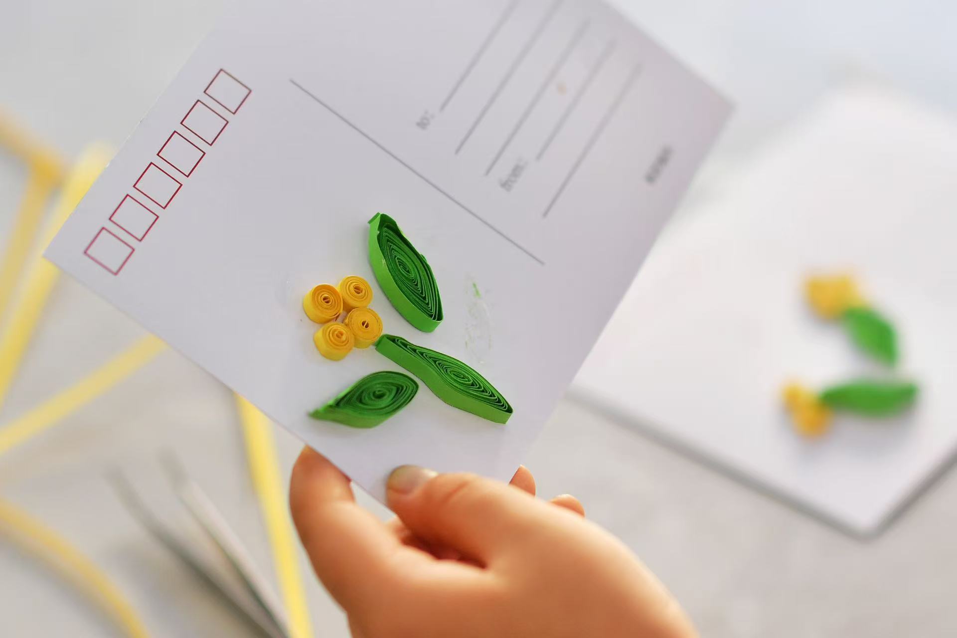 學生們在明信片上制作衍紙花朵