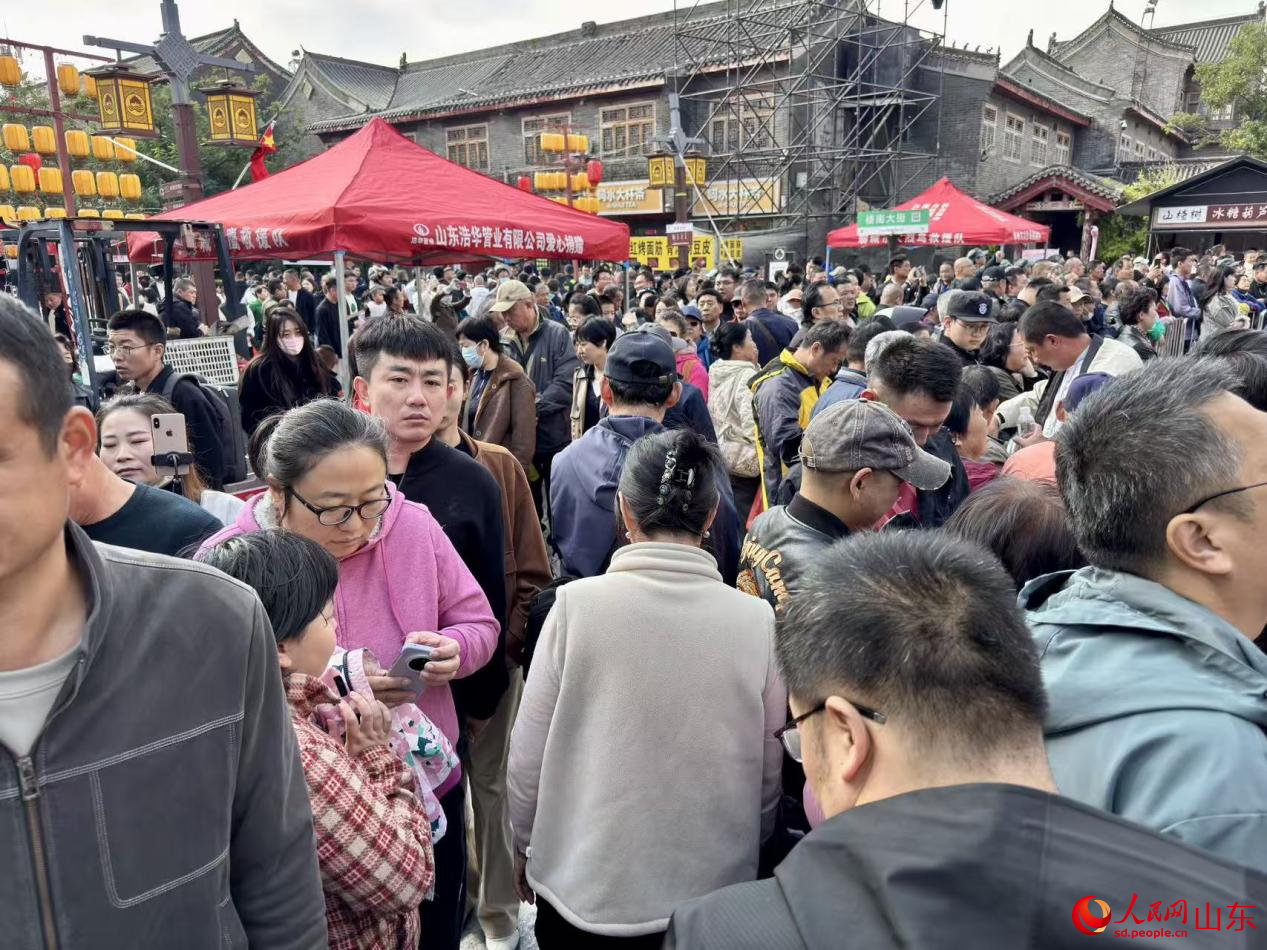 活动现场人头攒动。人民网 郑昕桥摄