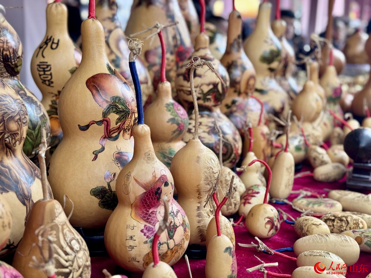 摊位前陈设的葫芦工艺品。人民网 郑昕桥摄