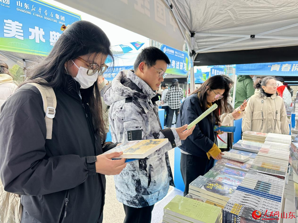 大学生现场翻阅图书。人民网 乔姝摄