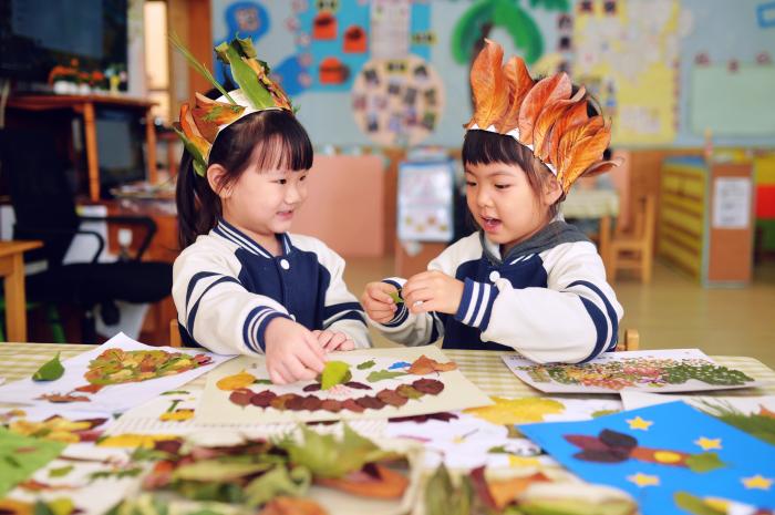 10月23日，山东省青岛市市北区桦川路幼儿园的小朋友在制作秋叶手工画。
