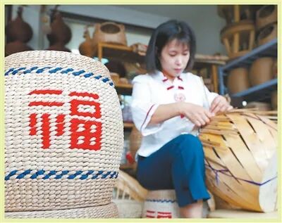 博兴县锦秋街道草柳编手工艺人王贵芝正在赶制草柳编产品。初宝瑞摄