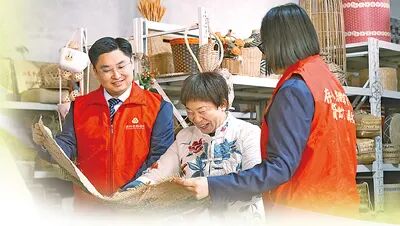 博兴农商银行工作人员深入草柳编加工车间走访问需。王 冬摄