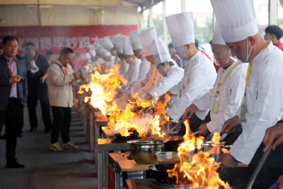 厨师在2025枣庄第九届辣子鸡美食文化消费季—— “辣”动枣庄•中国辣子鸡之乡炒鸡争霸赛现场炒鸡