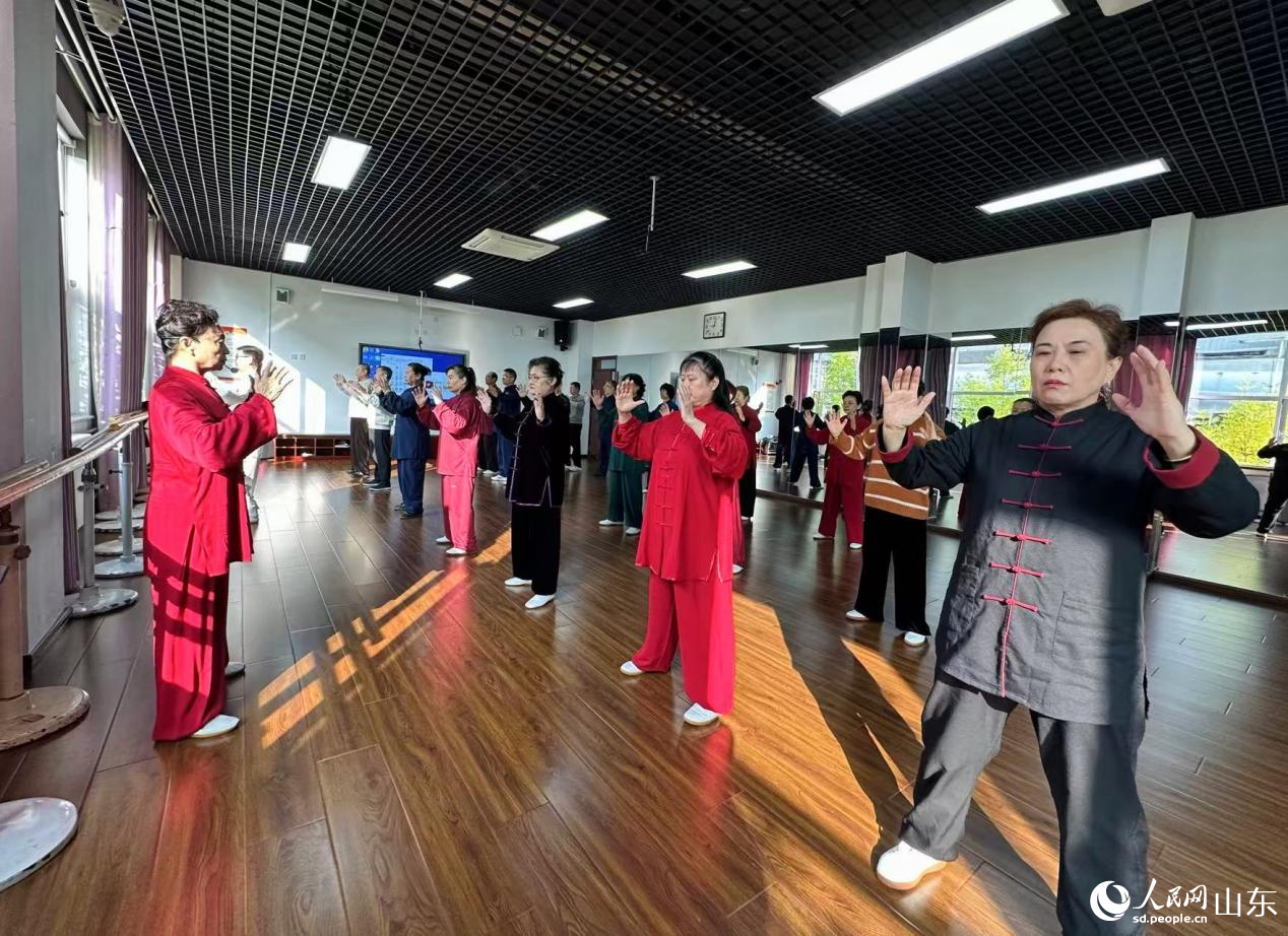 10月27日，山东省老年大学马鞍山校区的太极拳课堂。人民网 乔姝摄