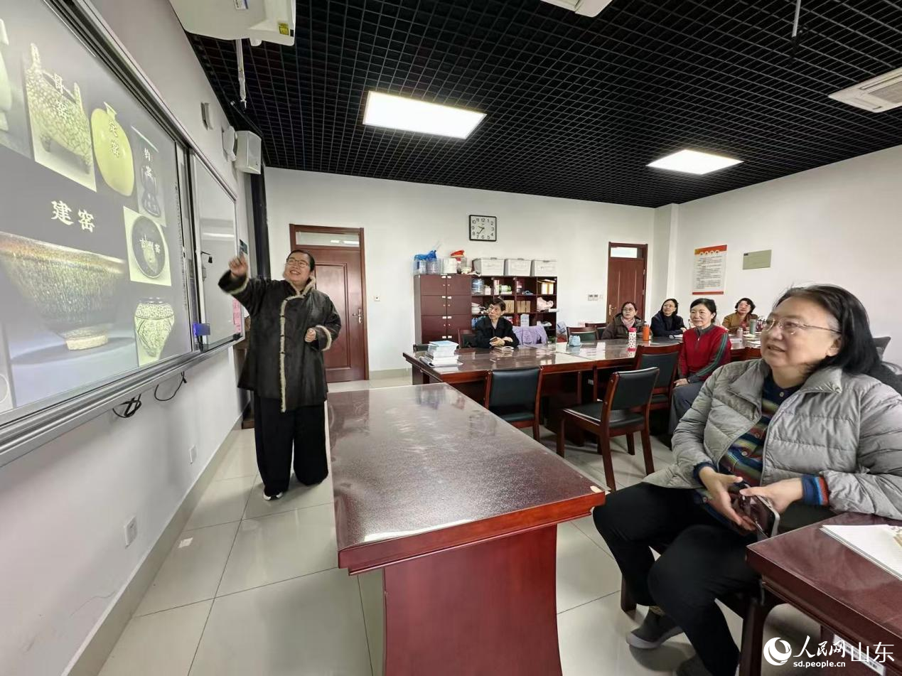 10月27日，山东省老年大学马鞍山校区的茶艺课堂。人民网 乔姝摄