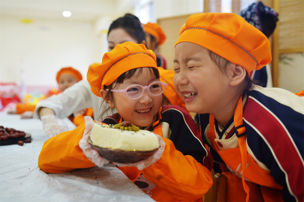 2025年10月29日，在山東省青島市城陽區棘洪灘街道中心幼兒園開展的重陽傳統文化體驗活動上，小朋友被重陽糕美食所感染。王海濱攝