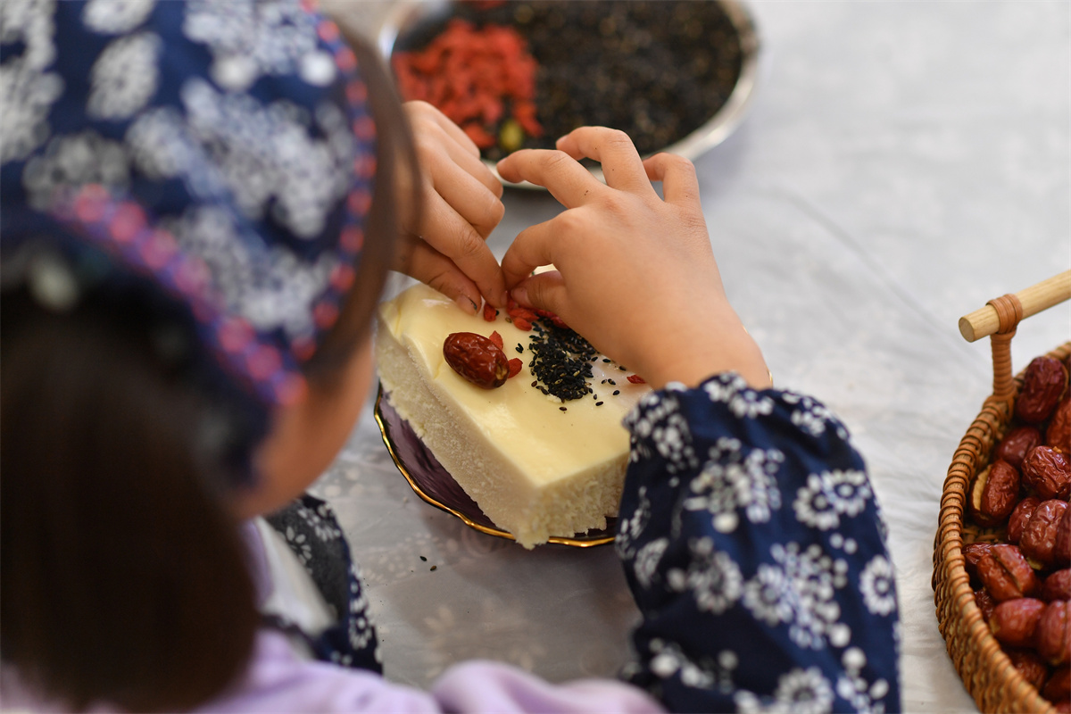 2025年10月29日，在山東省青島市城陽區棘洪灘街道中心幼兒園開展的重陽傳統文化體驗活動上，小朋友在學做重陽糕。王海濱攝