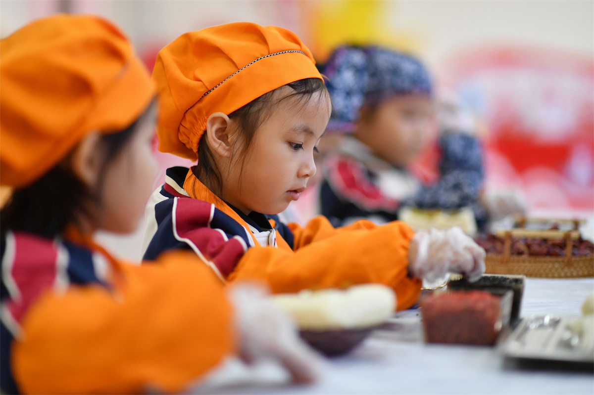 2025年10月29日，在山東省青島市城陽區棘洪灘街道中心幼兒園開展的重陽傳統文化體驗活動上，小朋友在學做重陽糕。王海濱攝