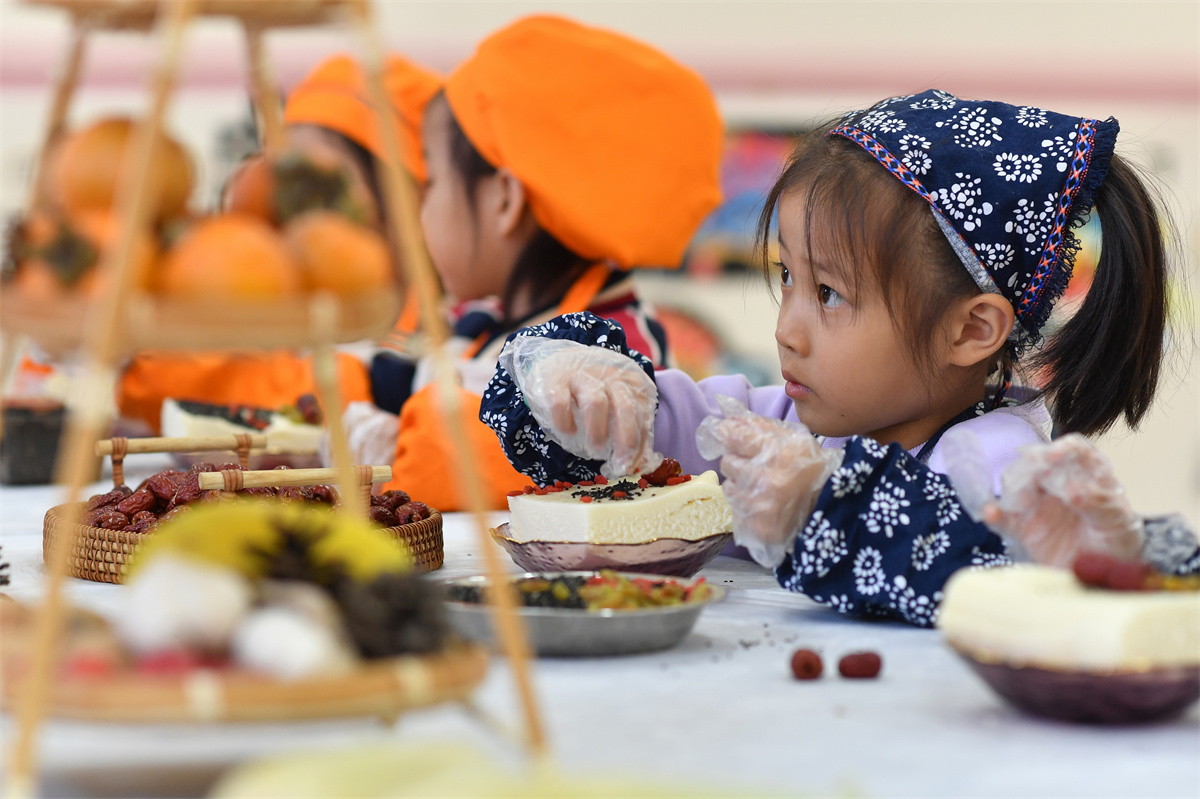 2025年10月29日，在山東省青島市城陽區棘洪灘街道中心幼兒園開展的重陽傳統文化體驗活動上，小朋友在學做重陽糕。王海濱攝